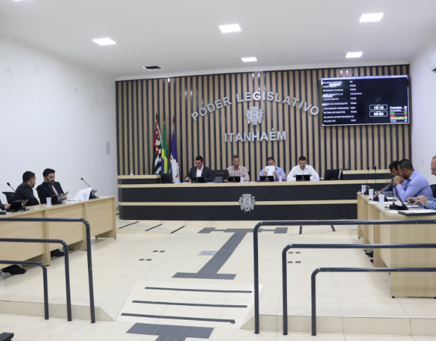 Imagem da notícia: Sessão é marcada por requerimentos e indicações para manutenção de bairros