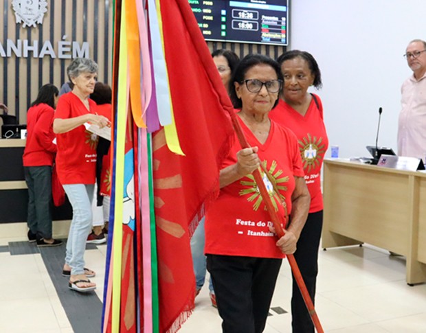 Imagem da notícia: Câmara recebeu bandeira dos festeiros do Divino Espírito Santo de Itanhaém