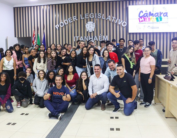 Imagem da notícia: Visita dos alunos da Escola Estadual Jon Teodoresco
