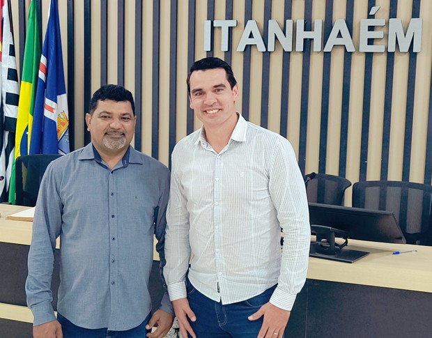 Imagem da notícia: Vereador Naldo Bodeguita assume a presidência do Legislativo e o Professor Fernando assume interinamente, de 13 a 23 de novembro, o cargo de Prefeito.